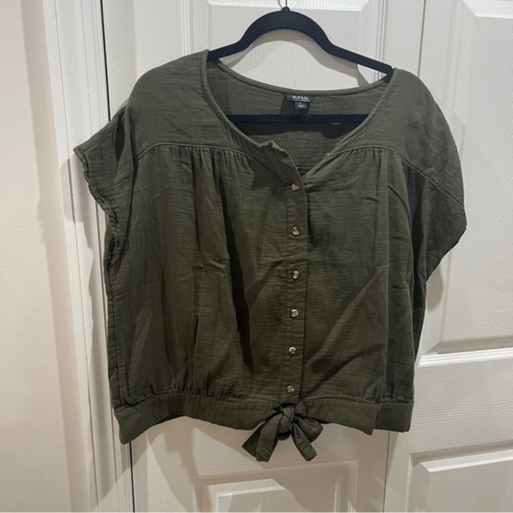 🩷 ana green round neck short sleeve button up tie hem top